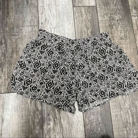 Mudd Geometric Loose Fit Baggy Shorts Cream And Black Size 14.5 - Picture 2 of 9